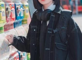 “Jenny(정제니)的私拍滑稽演出，NikkeRapi以搞怪姿势出场，套图里我默默加入‘新秀’！”。