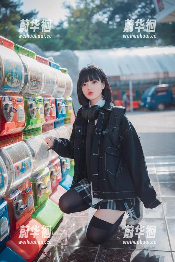 “Jenny(정제니)的私拍滑稽演出，NikkeRapi以搞怪姿势出场，套图里我默默加入‘新秀’！”。