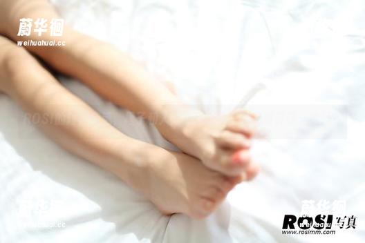 ROSI的短裙精选，裙子和人都被风牵着，谁来解开这一缕风？
