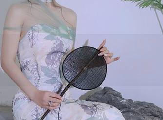 Xiuren秀人网 - 赵万灵这次穿了个红裙子，写真更新得真心大胆