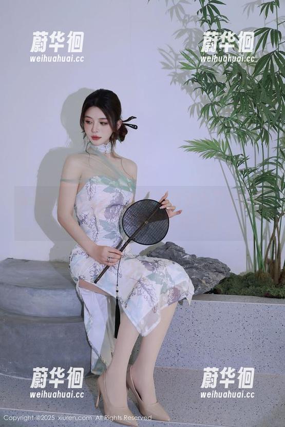 Xiuren秀人网 - 赵万灵这次穿了个红裙子，写真更新得真心大胆