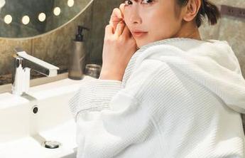 いくみ(育美)的mitsu，原图张扬得让人头痛，套图却又像在玩的游戏…我只好坐等更新！