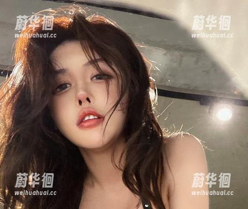 微密圈 - 外表光鲜的在线秘书：于芷晴的美图，表情妩媚又认真。
