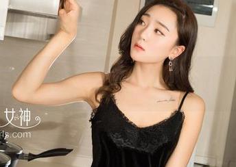 克拉女神 – 小芹与吊带之间的微妙关系，难道这是为了引发联想？