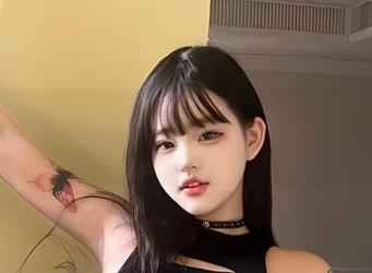 微密圈 – 牛仔裤下小优优子的写真分享，腿和牛仔布的奇妙关系？