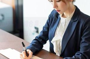 尤蜜荟 - Yumi尤美御姐合集:从甜小姐到女王,完美示范如何同时吃零食和谈人生!