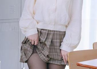 日奈娇的校服私拍，原图里面似乎有点心事？