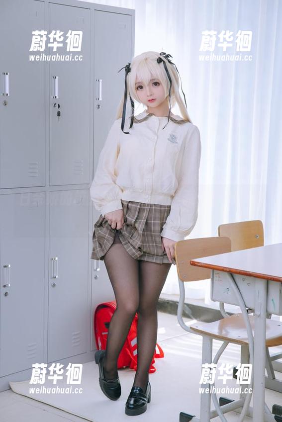 日奈娇的校服私拍，原图里面似乎有点心事？