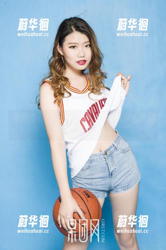 果团网-龚玥菲 果团网 - 龚玥菲的短裤精选:展示与掩藏之间的微妙关系。