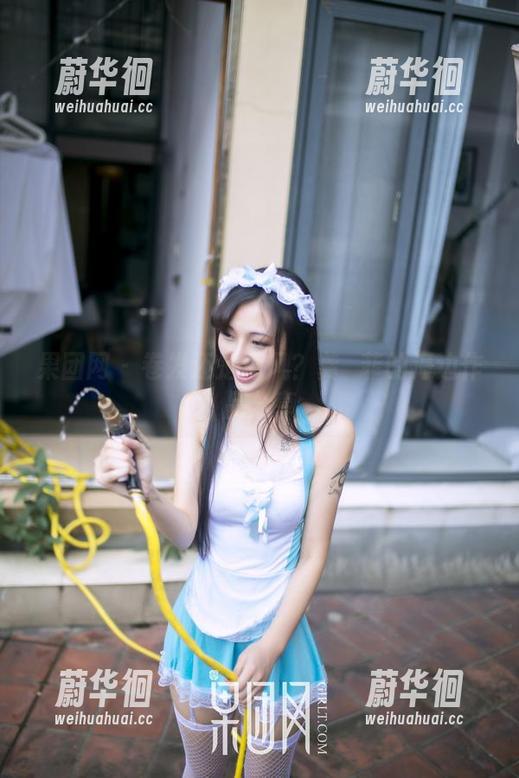 果团网-龚玥菲 果团网 - 卷发还是海风?龚玥菲的海边作品分享