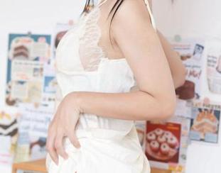 又是一组柒柒不可爱的黄昏美图,妆容真不错,随便想想要是我能拍出这样也该多开心啊。