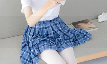 白丝少女在手机光影下，森萝财团图库好像多了点趣味