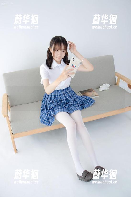 森萝财团 白丝少女在手机光影下,森萝财团图库好像多了点趣味