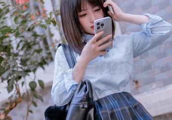 樱井宁宁的水手服写真集:你能想象吗?这件裙子跟风筝一样轻飘飘的……