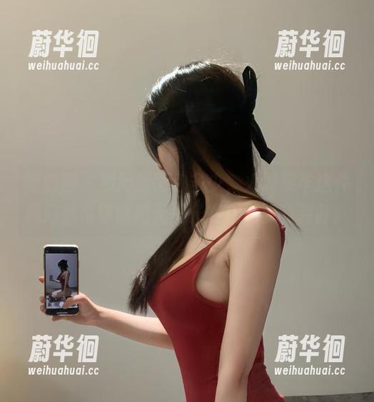 火龙果羊 微密圈 - 别问我图包多少,火龙果羊这件黑连体吊带能把无圣光变成必要的装备。