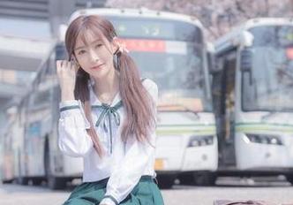 王羽杉的粉色连衣裙：图库里的不如意，每一角都在打擦边球！