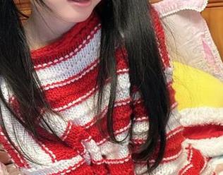 神沢永莉的套图：在这黄色吊带里，兔兔也有自己的小心事吧！
