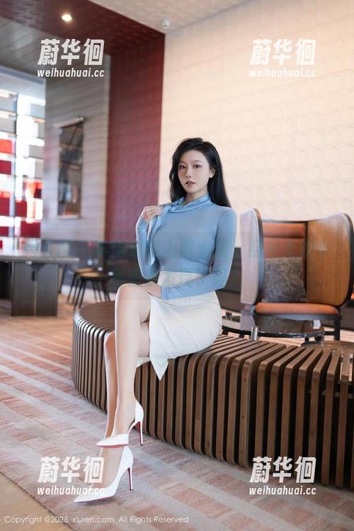 秀人网-小逗逗 秀人网 - 小逗逗穿上职业装,照片里的小秘密你发现了吗?