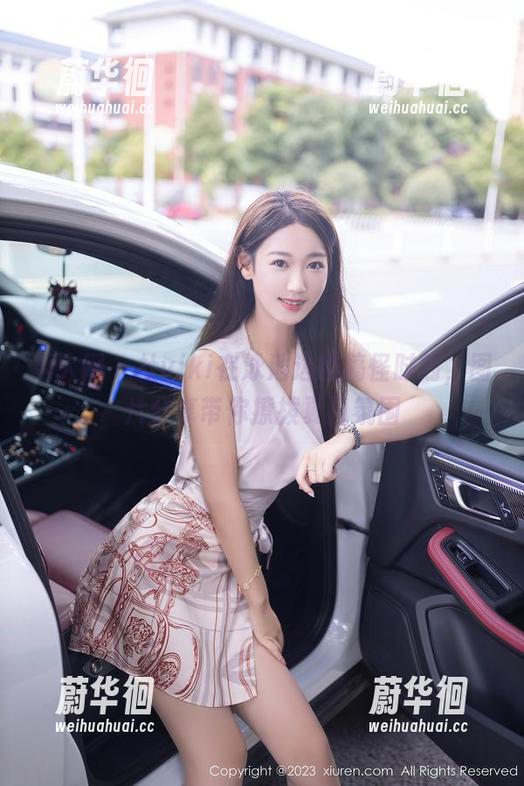 秀人网-杜viki 秀人网 - 杜viki在泳池边的搞怪时刻,图片分享带你撩拨夏日氛围
