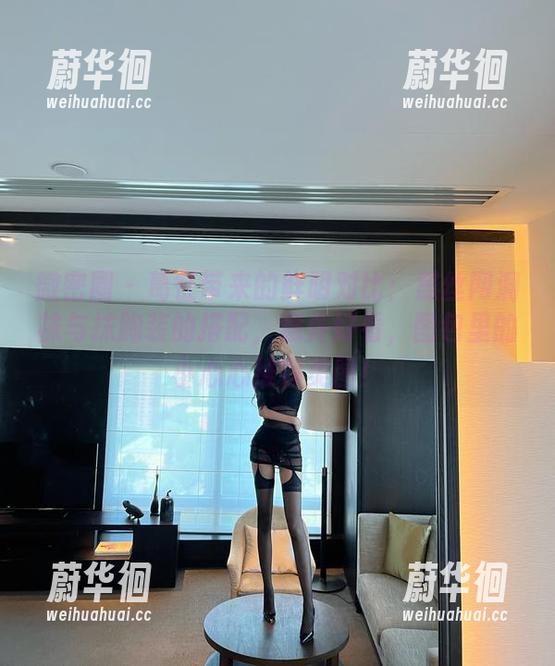 葛征 微密圈 - 葛征带来的鲜明对比:黑丝网洞袜与抹胸装的搭配,意外好看,图包里的小心心推荐美图!