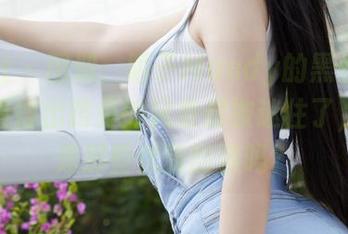 蜜桃社 - 图册:陌子Mandy的黑丝奇遇记,看得出路旁的风景都被迷住了,单纯是那些优雅的腿吗?