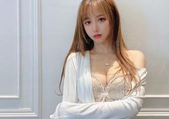 谁说“过期米线线喵”只能吃？这吊带护士的美图让人意想不到，资源直奔人心！