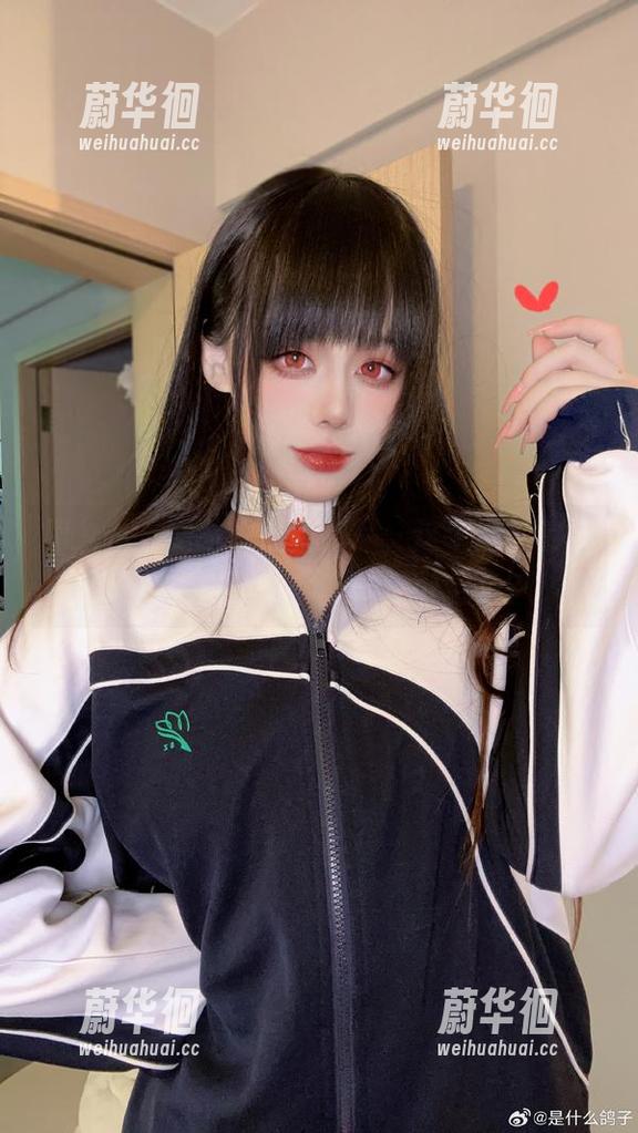 阿九从不咕咕的最新作品，这个竞泳的姿态让人想到了…水下的巨型金鱼？！