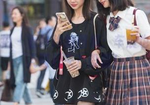 魔镜街拍 – 看玲玲的图集：车展也能一个人骚起来？没错！
